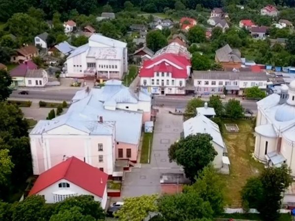 Фото зверху містечка Кіцмань